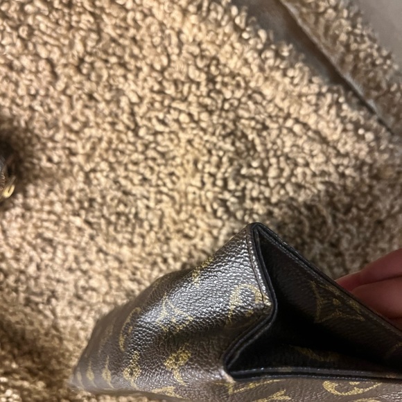 Authentic Louis Vuitton toiletry bag - Picture 10 of 13